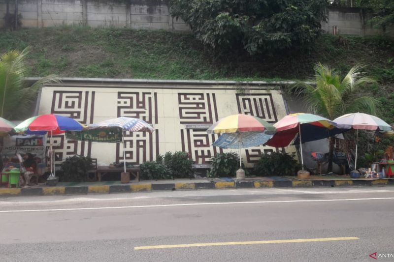 Pemkab Cianjur revitalisasi Tugu Asmaul Husna menjadi wisata kuliner