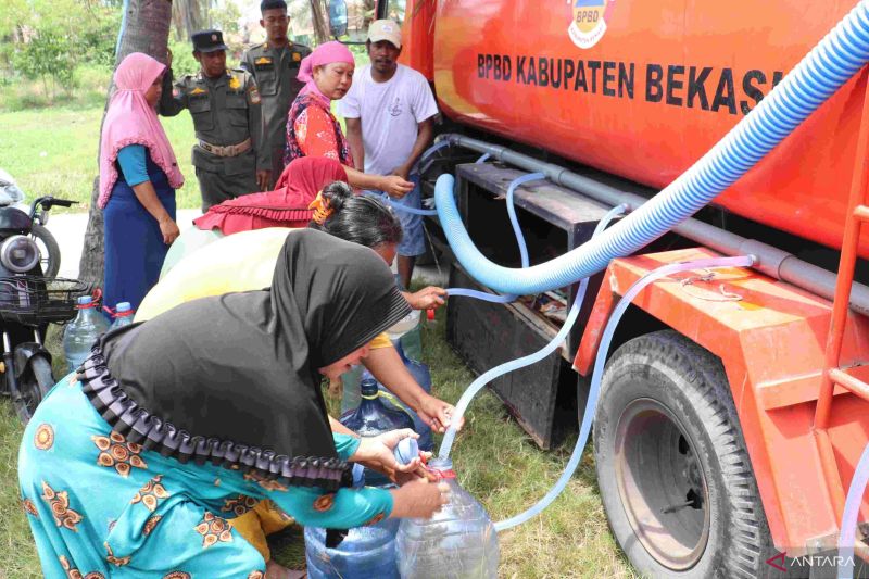 Pemkab Bekasi menyalurkan sejuta liter air bersih