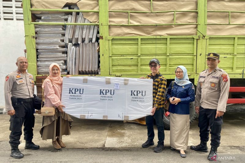 KPU Kota Bandung menerima perdana logistik bilik suara Pilkada 2024