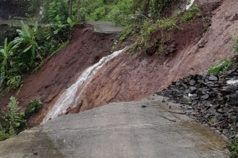 Jalan di selatan Garut terputus akibat tergerus longsor