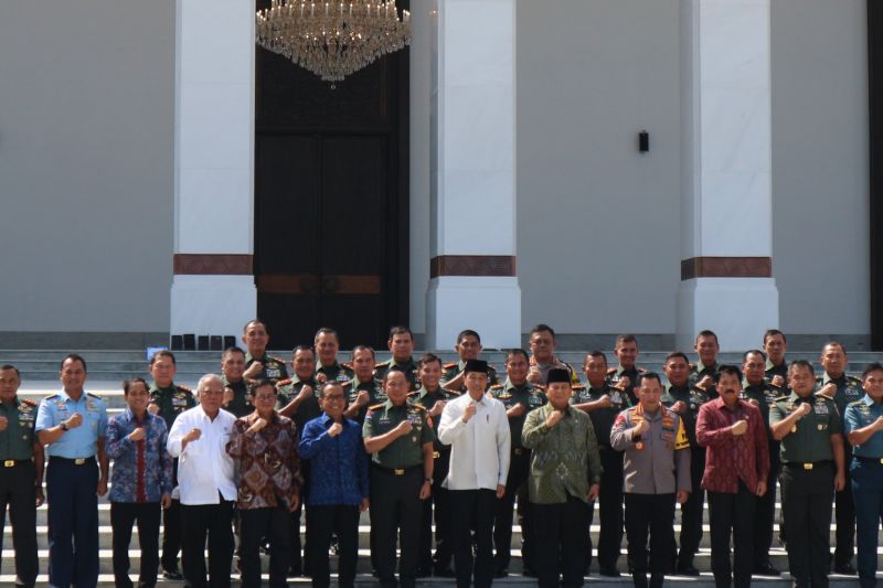 Jokowi meminta maaf kepada pejabat TNI dan Polri seluruh Indonesia