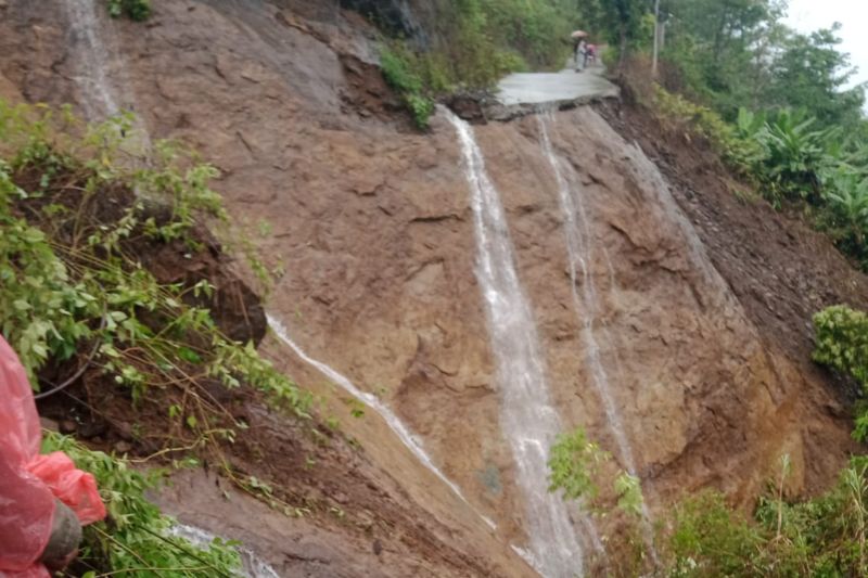 Pemkab Garut segera memperbaiki jalan yang terputus akibat longsor