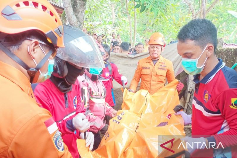 Basarnas Cianjur mengevakuasi korban dari dalam sumur sedalam 15 meter