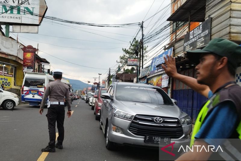 Polres Cianjur arahkan pengendara hindari jalur Puncak pada Senin