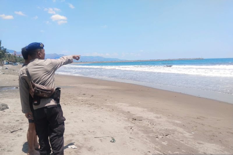 Tim SAR mencari pelajar tenggelam di Pantai Cipatuguran