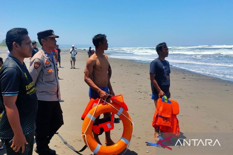 Petugas lakukan pencarian wisatawan terbawa arus di Pantai Cidamar Cianjur