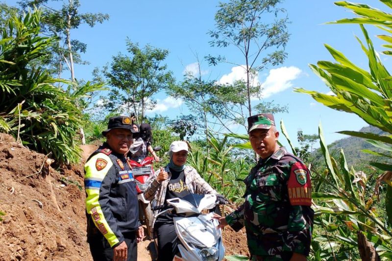 Polisi membuka jalur alternatif untuk hindari longsor di Peundeuy Garut