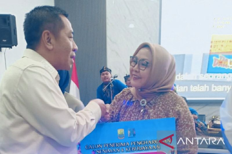 Seniman dan budayawan Karawang dapat penghargaan dari bupati