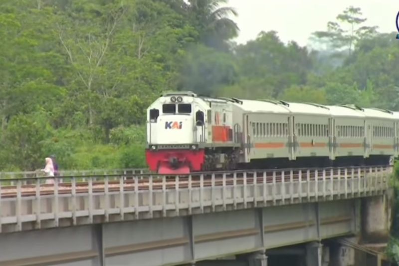 Perjalanan 11 kereta sempat terganggu akibat gempa Bandung