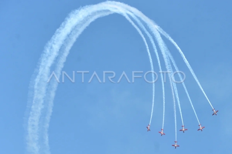 Atraksi tim aerobatik Jupiter TNI AU di Bali