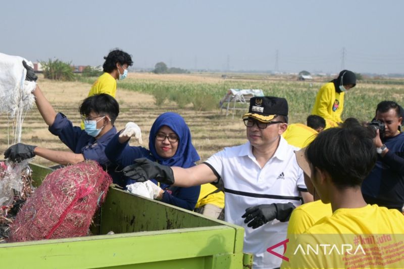 Pemkab Cirebon memperluas program sapu bersih sampah guna jaga lingkungan