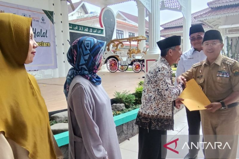 Kemenag Cianjur menyerahkan 150 sertifikat halal kepada pelaku usaha