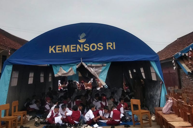 Kemensos dirikan sekolah darurat untuk anak-anak penyintas gempa di Kabupaten Bandung