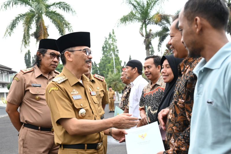 Pemkab Kuningan menyerahkan 1.400 SHAT bagi UMKM dan pembudidaya ikan