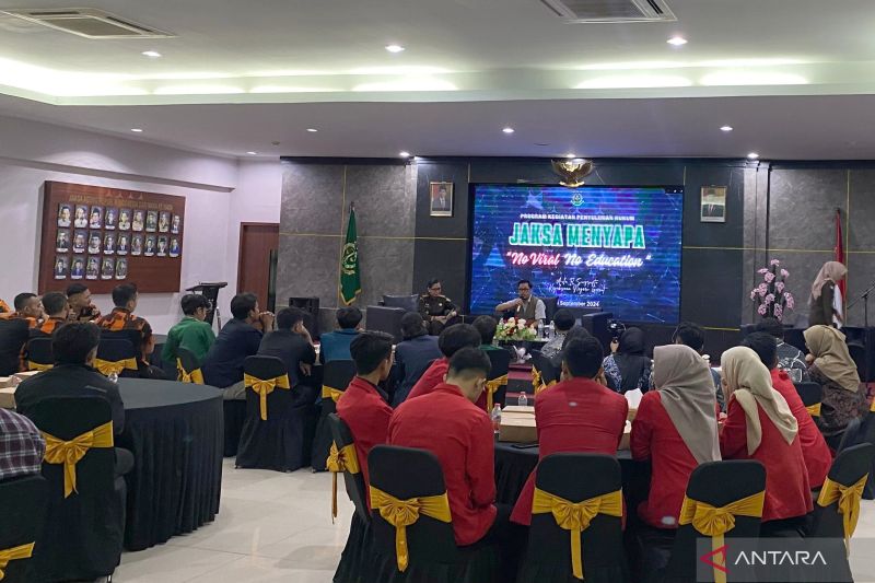 Kejari Garut mengedukasi mahasiswa bijak bermedia sosial terkait isu hukum