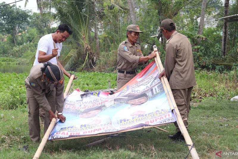 Ribuan alat peraga Pilkada 2024 ditertibkan Bawaslu Kabupaten Bekasi