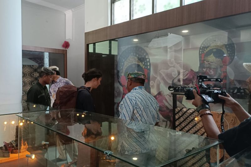 Disbudpar Cirebon kenalkan batik khas Ciwaringin ke wisatawan asing