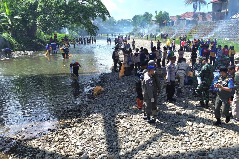 Pemkab Garut kerahkan ratusan orang bersihkan sampah di aliran sungai Cipaleubuh