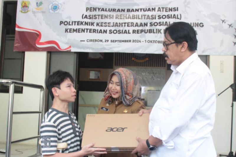 Dinas Sosial Cirebon salurkan 69 paket bantuan Atensi untuk kelompok rentan