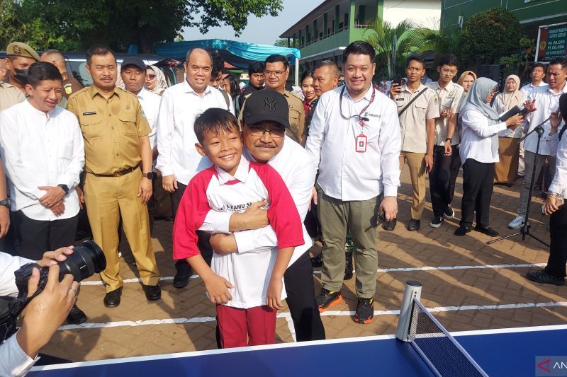 Mensos bertanding teknis meja dengan siswa SD Bantargebang Bekasi