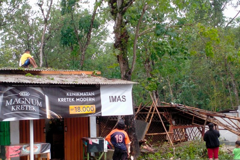 58 rumah rusak akibat puting beliung di Warungkiara Sukabumi