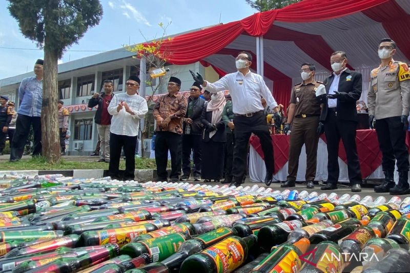 Polres Garut memusnahkan ribuan botol miras dan knalpot bising