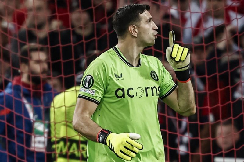 Emiliano Martinez: Telinga saya sakit karena bisingnya Villa Park