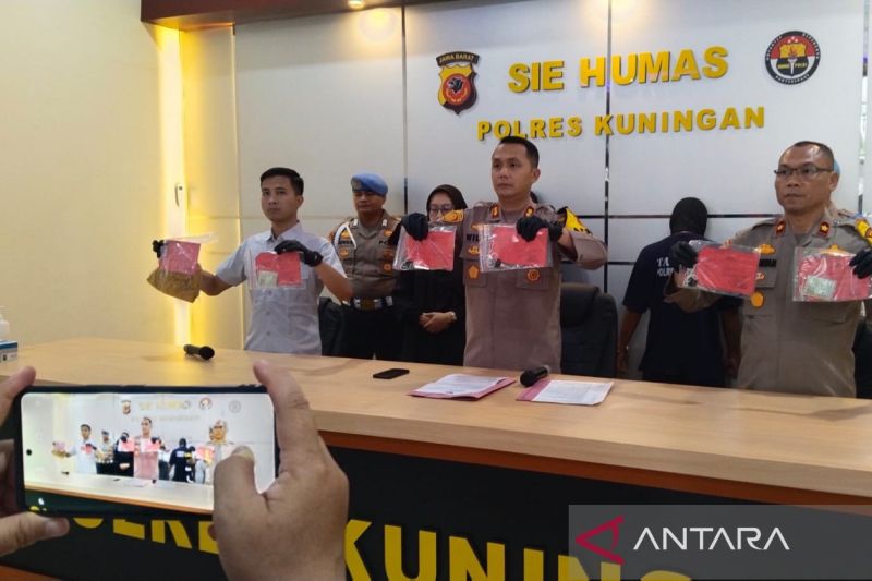 Polres Kuningan menangani kasus pornografi sesama jenis dan inses