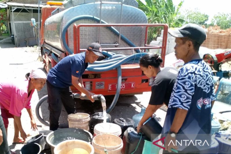 BPBD Cirebon perluas penyaluran bantuan air ke 20 desa yang kekeringan