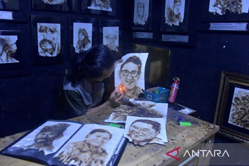 Pelukis Cikarang sukses meraup 'cuan' dari karya seni lukis metode bakar