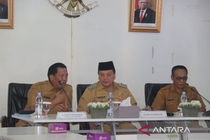 Pj Bupati Bogor menekankan evaluasi rutin setiap pekan untuk pengendalian inflasi