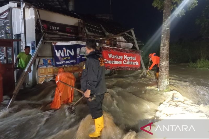 BPBD Sukabumi kerahkan personel menanggulangi banjir di Jalingsel