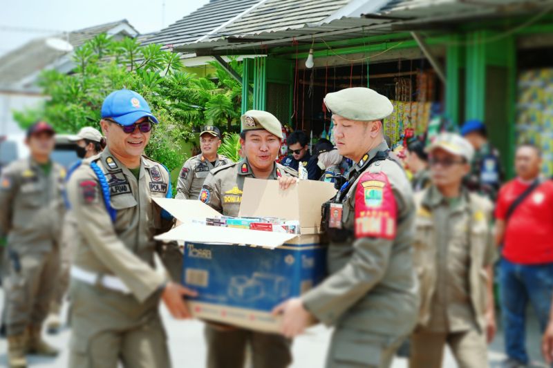 Satpol PP Karawang dan BC Purwakarta sita 12.284 rokok ilegal dari kios di Cikampek