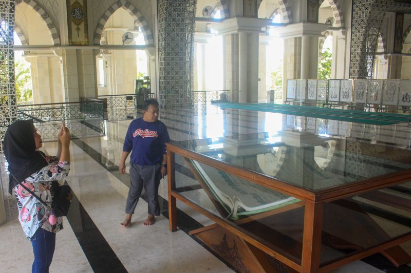 Alquran raksasa di Masjid Raya Makassar
