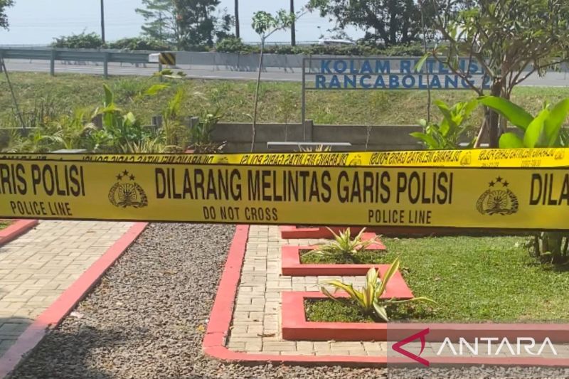 Diskar PB Bandung evakuasi 2 pemancing yang tewas tenggelam di kolam retensi