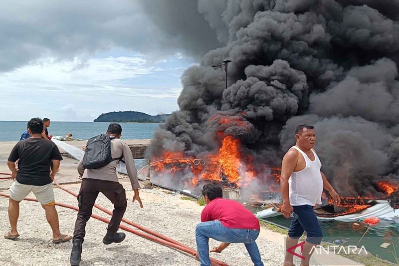 Speedboat Cagub Malut Benny Laos terbakar