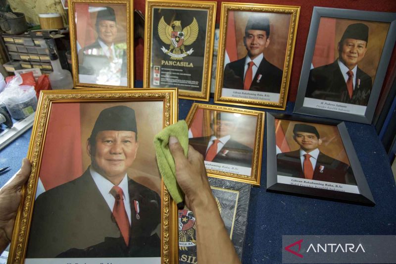 Peningkatan pesanan pigura foto Presiden terpilih