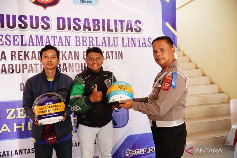 Polresta Bandung membagikan helm disabilitas dalam Operasi Zebra Lodaya