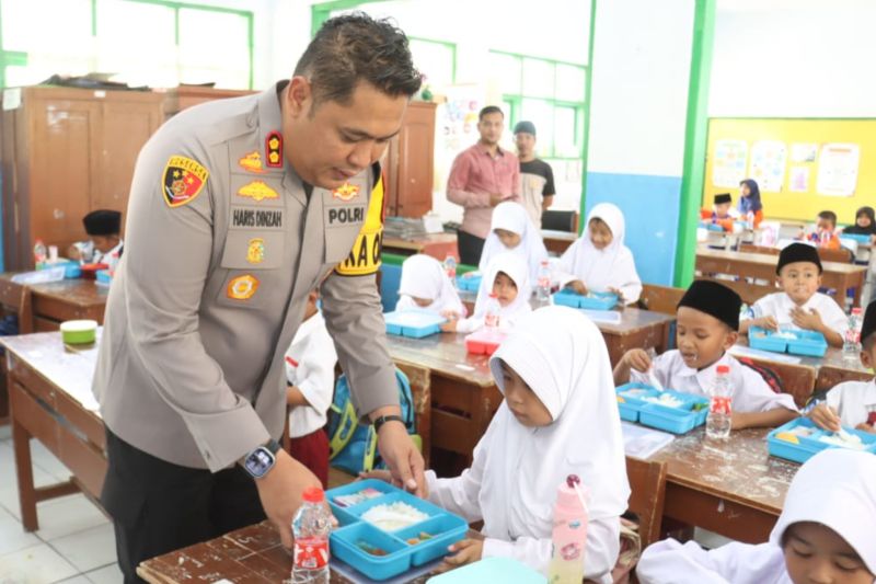 Polres Tasikmalaya membagikan paket makan siang gratis untuk pelajar