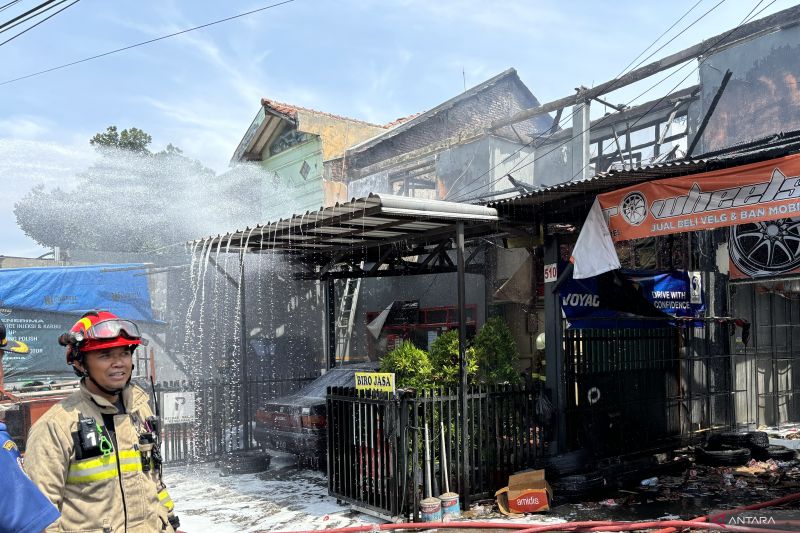 Damkar padamkan kebakaran yang menghanguskan kontrakan 13 pintu di Bandung