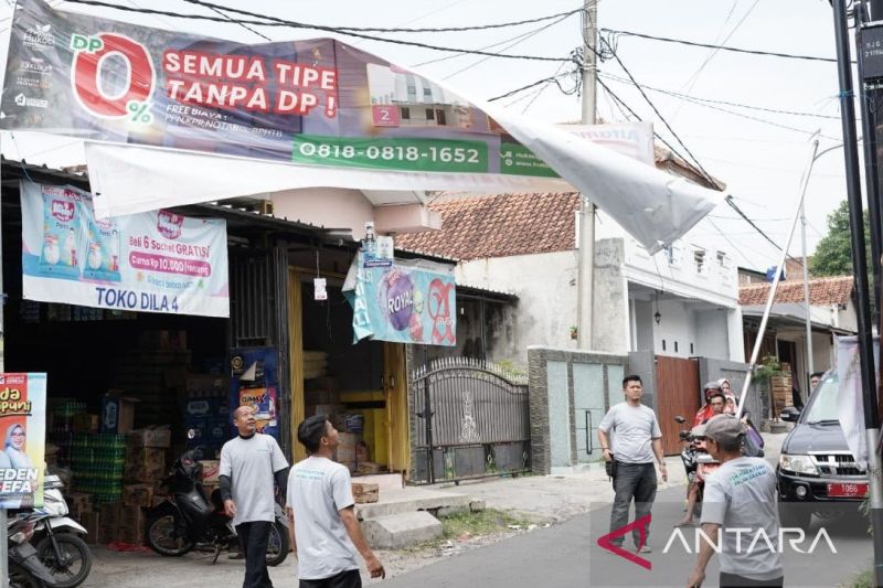 Bapenda Cianjur menertibkan 369 spanduk milik perusahaan