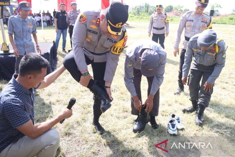 Polres Tasikmalaya bagikan sepatu untuk anggota linmas bertugas mengamankan pilkada