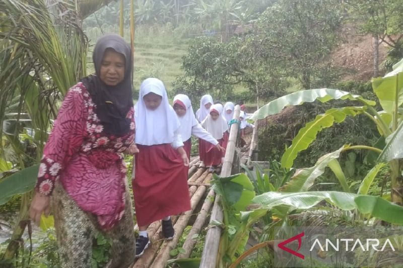 Pimpinan Kecamatan Cisolok bangun jembatan penghubung untuk warga dan pelajar sekolah