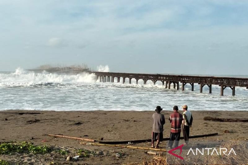 3 Nelayan hilang dan puluhan terjebak akibat ombak terjang dermaga di Sukabumi