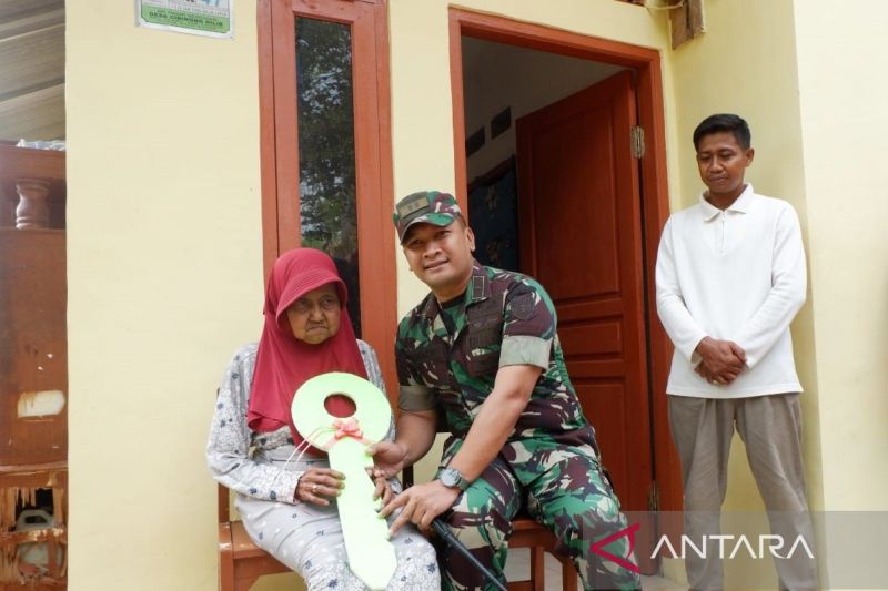 Kodim 0608 Cianjur menyerahkan kunci rumah layak huni