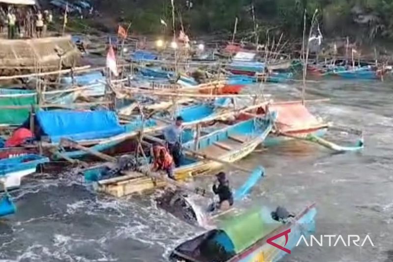 DPKHP Cianjur siagakan petugas di pantai selatan terkait cuaca ekstrem