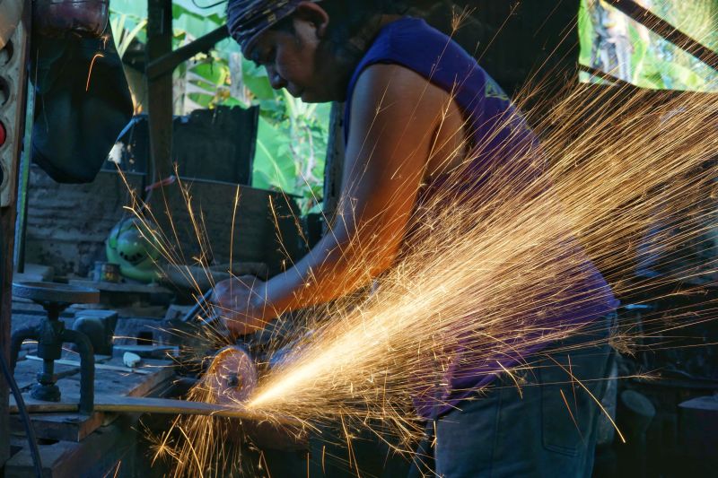 Pembuatan badik khas Makassar