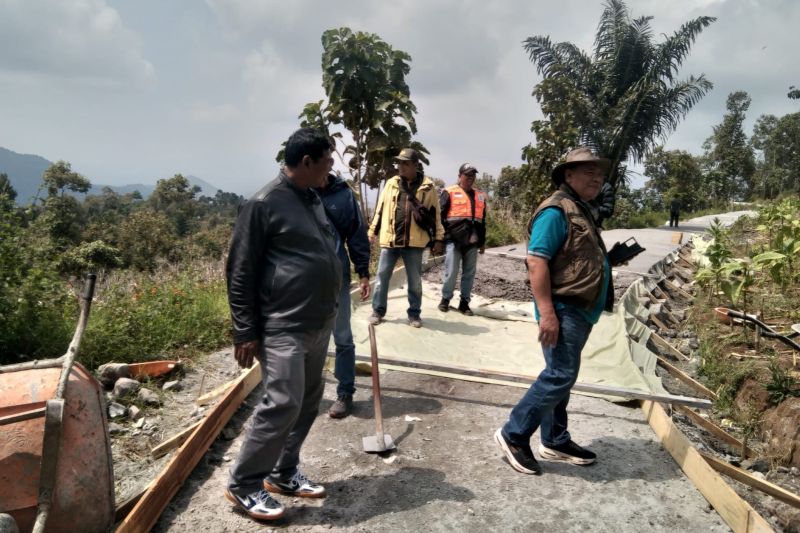 Dispertan Garut bangun jalan tani untuk dongkrak usaha pertanian