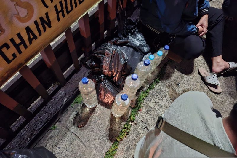 Polisi Kota Bogor menyita puluhan botol miras dari warung kelontong