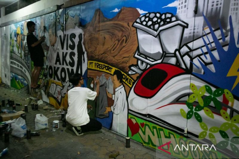 Anak muda Solo menyambut kepulangan Jokowi dengan karya seni mural